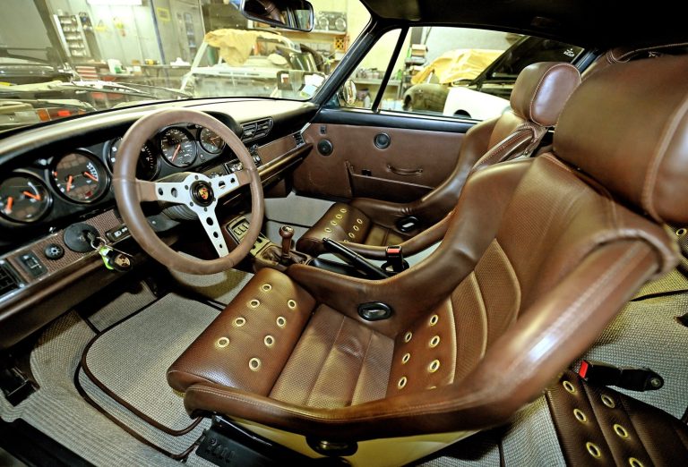 Intérieur en cuir cognac d'une sportive ancienne avec volant en bois